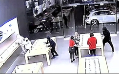 Video: Sốc cảnh nhóm cướp "khoắng" sạch cửa hàng của Apple trong 12 giây