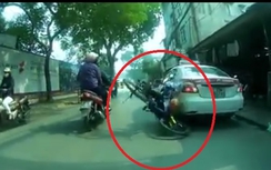 Video: Bé trai đạp xe lao thẳng vào đuôi taxi giữa phố Hà Nội