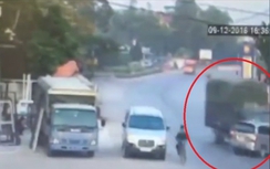 Video: Innova sang đường bất cẩn bị xe tải đâm vỡ giữa Lạng Sơn