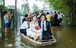 Video: Chú rể đón dâu bằng thuyền thúng gây xôn xao Quảng Ngãi