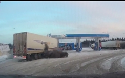 Video: Mặt đất rung chuyển dữ dội vì xe tải phát nổ đột ngột