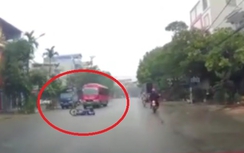 Video:Nữ sinh từ trong ngõ "bay ra đường", suýt bị xe khách cán