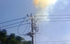 Cột điện nổ như pháo hoa giữa Sài Gòn
