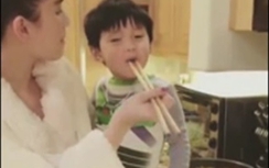 Video: Ngọc Trinh âu yếm đút cho con trai tỷ phú Hoàng Kiều ăn