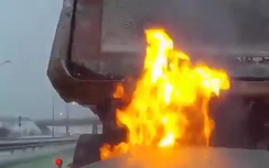 Video: Ô tô bốc cháy dữ dội sau khi tông đuôi xe tải