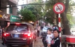 Hà Nội: Xe biển xanh đi vào đường cấm, ép taxi nhường đường