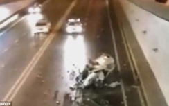 Video: Ô tô mất lái bay qua cầu vượt, rơi xuống đất nát vụn