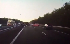 Video: Ô tô tự lái tránh tai nạn thần kỳ