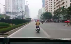 Xe máy cô đơn giữa làn xe buýt BRT Hà Nội