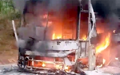 Video: Xe khách giường nằm bốc cháy ngùn ngụt trên đèo Lò Xo