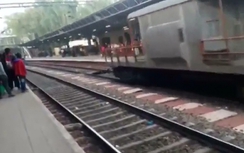Video: Thanh niên thoát chết thần kỳ khi đoàn tàu hỏa lao qua người