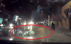 Video: Vượt ẩu, cô gái ngã văng vào đầu ôtô trên phố Hà Nội