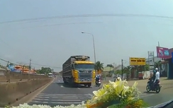 Video: Xe tải "khủng" phóng ngược chiều, bóp còi inh ỏi ở Đồng Nai