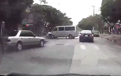 Video: Thanh niên không MBH, phóng nhanh lao thẳng vào đầu ô tô