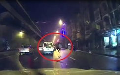 Video: Hoảng hồn thanh niên lao vào ôtô tự tử giữa phố Hà Nội