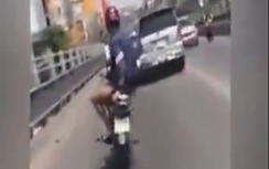 Thanh niên làm xiếc trên xe máy phóng vun vút ở Hà Nội