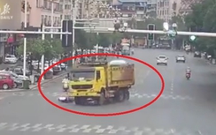 Video: Người đàn ông bị cuốn vào gầm xe tải sống sót thần kỳ