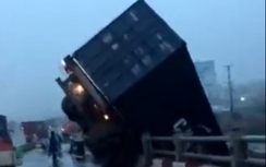 Video: Hiện trường xe container "chổng vó" trên cầu Thanh Trì