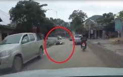 Video: Ô tô tạt đầu khiến xe máy ngã văng rồi bỏ chạy