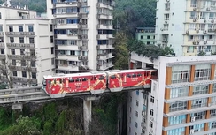 Video: Cảnh tàu điện trên cao chạy xuyên qua chung cư 19 tầng