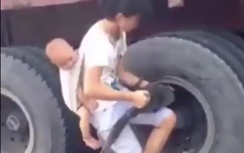 Video: Mẹ địu con trên lưng tháo lốp container nhoay nhoáy
