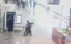 Video: Kẻ cướp súng giằng co với nữ cảnh sát ở sân bay Pháp