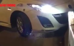 Video:Tài xế Mazda say rượu húc vỡ dải phân cách giữa phố Hà Nội