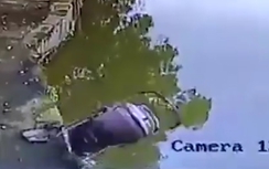 Video: Bà bất cẩn, xe đẩy chở cháu 1 tuổi rơi xuống hồ