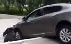 Video: Ô tô cố lùi lên bậc thang khiến chiếc xe vỡ toang