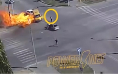Video: Xe 16 chỗ nổ như bom sau va chạm với xe con
