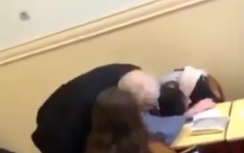 Video: Thầy giáo cắn búi tóc đánh thức nữ sinh ngủ gật
