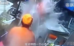 Video: Nhân viên nhà bếp hất cả nồi nước sôi vào mặt đồng nghiệp