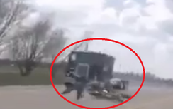 Video: Biker ngã văng ra đường, suýt bị container cán trúng