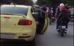Video: Ô tô vừa chạy vừa mở bung cửa trên đường Hà Nội