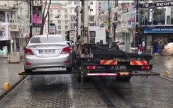 Video: Xe cẩu “xử” ô tô đỗ trái phép khiến tài xế phải gờm