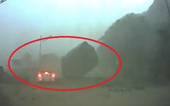 Video: Ô tô đánh lái thoát chết khi tảng đá khổng lồ đổ ập