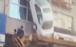 Video: Ô tô mất lái, nằm dựng đứng trên tầng 2 ngôi nhà