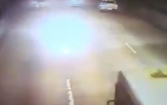Video: Biker bốc cháy như đuốc sau cú ngã văng trên đường