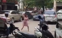 Video: Cô gái rút guốc "choảng" bạn trai giữa phố Hà Nội