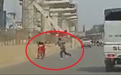 Video:Thanh niên bị vụt vào lưng vì đi ngược chiều giữa phố Hà Nội