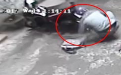 Video:Trộm cắt khóa chữ U xe máy trong 10 giây giữa Hà Nội