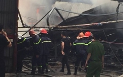 Video: Cận cảnh gara ô tô bốc cháy ngùn ngụt giữa phố Hà Nội