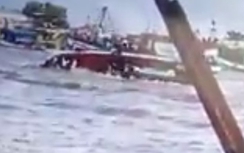 Video: Khoảnh khắc tàu chìm tại lễ hội Nghinh Ông, 2 người tử vong