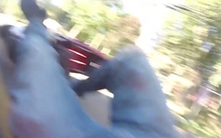 Video: Biker ngã sấp mặt vì...mải phát danh thiếp