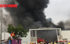 Nhà xưởng ở Hà Nội cháy ngùn ngụt, hàng trăm công nhân tháo chạy