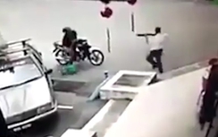 Video: Trộm đồ trong ô tô bị dí súng vào đầu