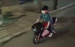 Video: Hoảng hồn bé trai 5 tuổi phóng motor giữa phố Hà Nội