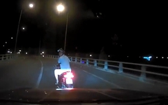 Video: Phóng xe máy tạt đầu ôtô rồi chửi thách thức