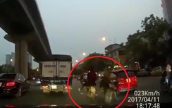 Video: Cố đi ngược chiều, người đàn ông bị đâm ngã trước đầu ôtô