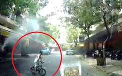 Video: Né người đàn ông phun nước, bé trai suýt bị ô tô đâm